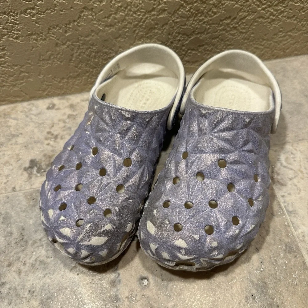 Crocs Metallic Purple Geometric Girls' Sparkly J3‎ (Big Kids) Sandals Slip On